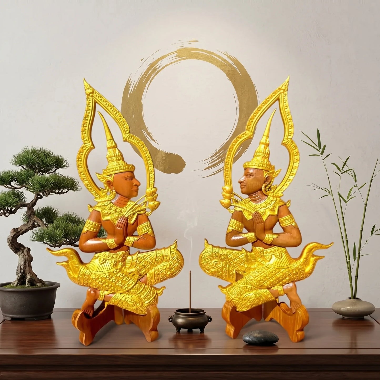 Paar handgeschnitzter buddhistischer Schutzengelstatuen aus Teakholz